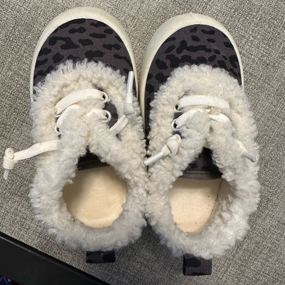 3/$30 95% new winter fleece leopard print baby sneakers/shoes - Picture 1 of 5